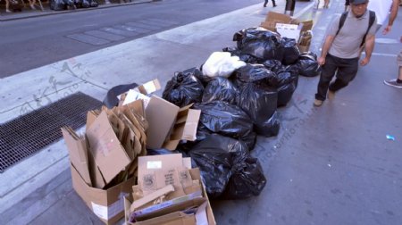 纽约人行道上的垃圾袋