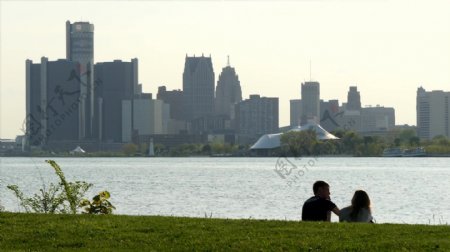 一对年轻夫妇坐在底特律市容前