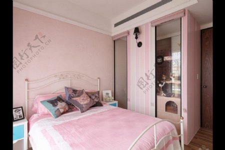 粉色室内卧室大床背景墙效果图
