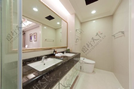 现代浴室方形壁灯室内装修效果图