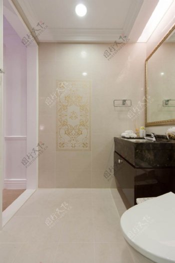 现代时尚浴室深色亮面洗手台室内装修效果图