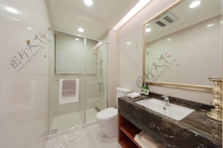 现代时尚金边镜子浴室室内装修效果图
