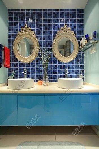 时尚感卫生间蓝色格子背景墙室内装修效果图