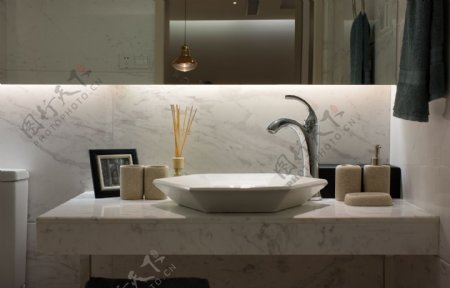 现代简约卫生间雪白瓷砖洗手台室内装修图