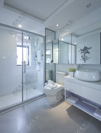 现代简约浴室白色系装饰室内装修效果图