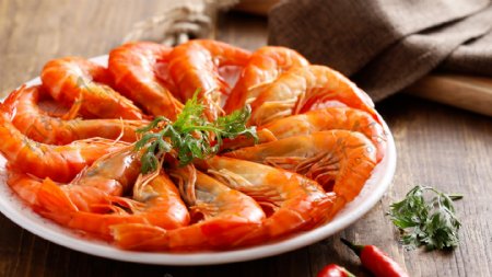 海鲜美味煮虾和香菜