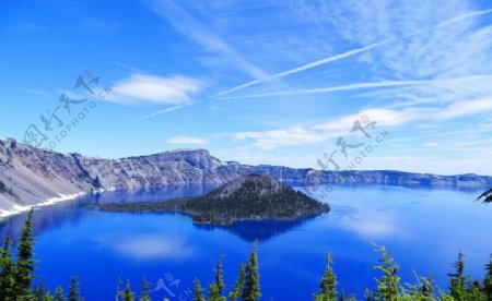 蓝色湖泊唯美风景