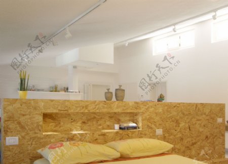 现代青春卧室黄色花纹背景墙室内装修效果图