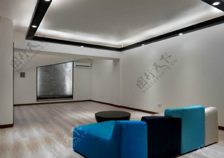 现代简练客厅亮蓝色沙发室内装修效果图