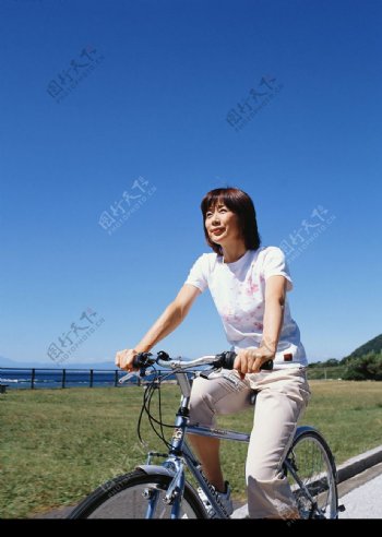 蓝天草地骑自行车