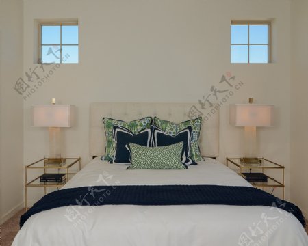 现代文雅卧室蓝绿抱枕室内装修效果图