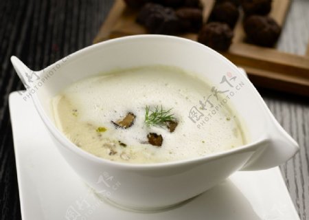 黑松菌蘑菇奶油浓汤