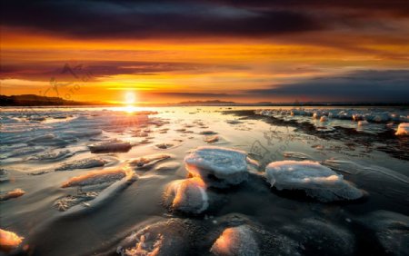 夕阳下的海冰风景