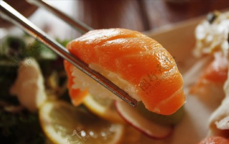 丰润的三纹鱼寿司