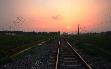 铁道边落日
