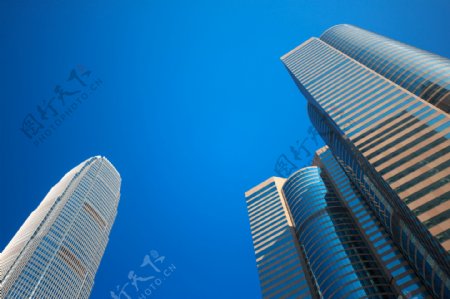 蓝天下的建筑