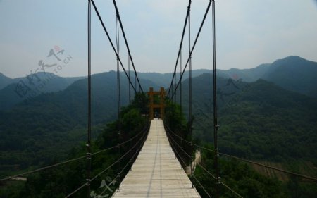 高山上的吊桥风景