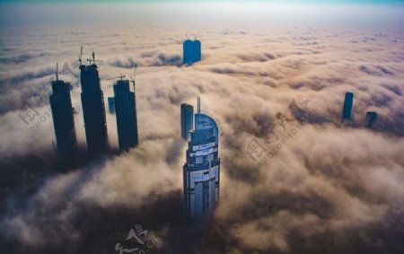 耸入云雾的高楼大厦