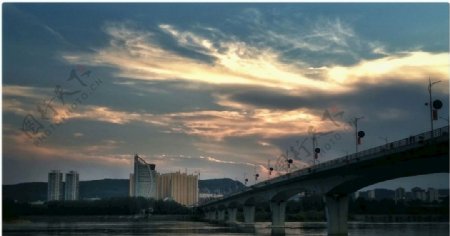 夕阳下的汉江桥