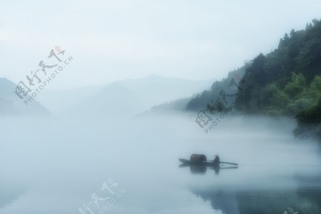 雾中江湖渔船