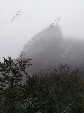 雨天的高山风景