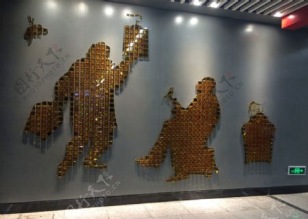 地铁站酒瓶创意墙面设计皮影