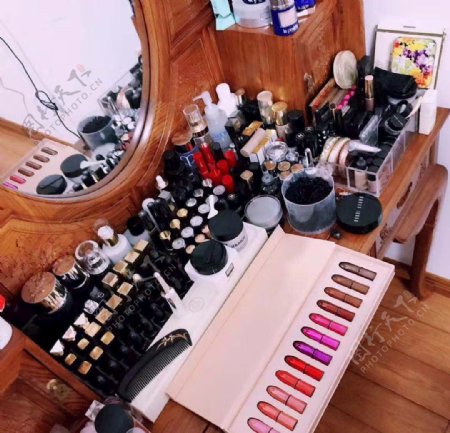 化妆品桌