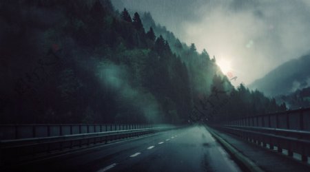 行驶在下过雨的公路上