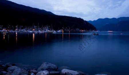 美丽的渔港夜景