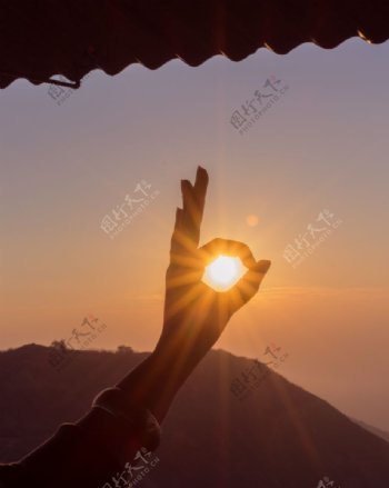 手与太阳