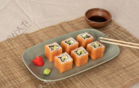 精致的三纹鱼寿司