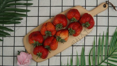 红颜草莓高清图片