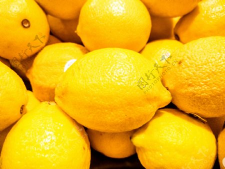 黄色的新鲜柠檬照片