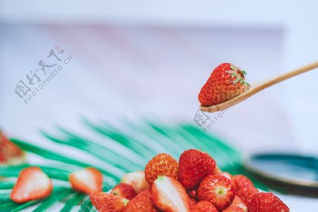 勺子中的新鲜草莓可口草莓蓝调风格