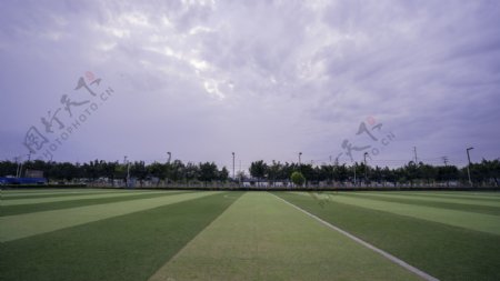 蓝天下的足球场摄影