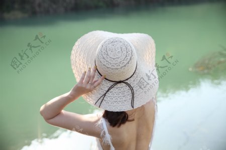 戴太阳帽遮阳帽穿吊带裙的模特15