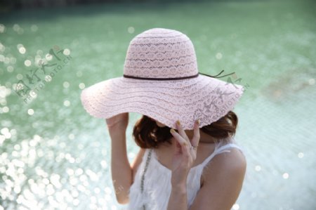 戴太阳帽遮阳帽穿吊带裙的模特24