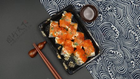 日式料理寿司卷之鱼子酱三文鱼