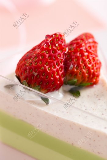 抹茶草莓小三角蛋糕实物图
