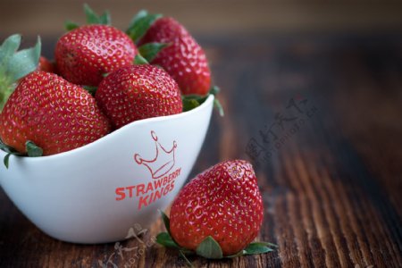 草莓碗LOGO样机