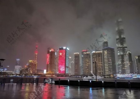 上海的夜晚外滩东方明珠