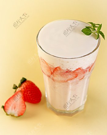 草莓奶盖