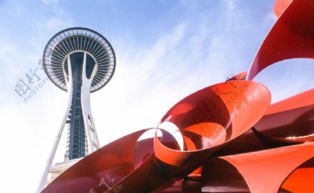 西雅图的太空针塔和雕塑