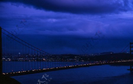 金门大桥和海湾在晚上