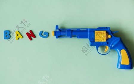 文本的平躺被描述为从玩具枪射击
