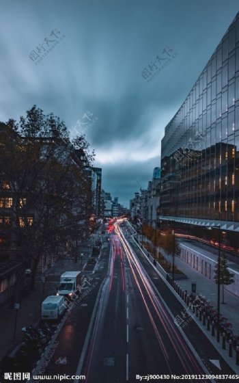 昏暗天空下的城市街道
