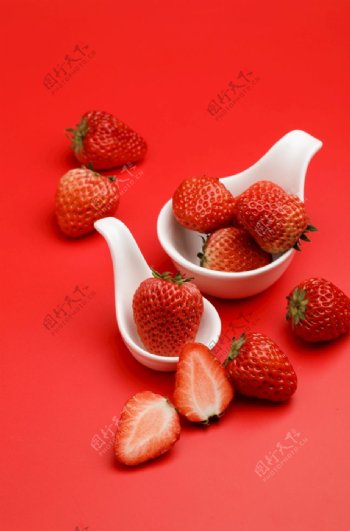 红色草莓瓷器创意