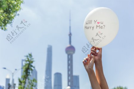 上海情侣手举求婚气球素材