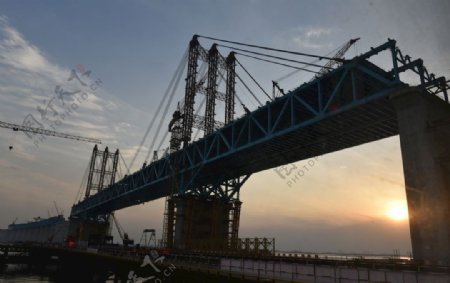 长江钢铁大桥的仰拍