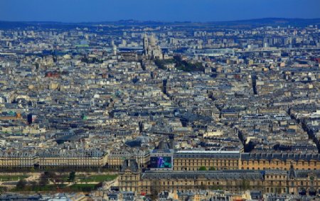 俯瞰巴黎圣心大教堂卢浮宫
